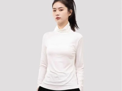温碧霞代言IRENENA服装品牌轻薄修身打底衫白色长袖内衣图3